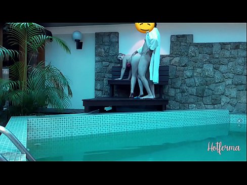 ❤️ El cap convida la criada a la piscina, però no va poder resistir-se a una calor ❌ Vídeo porno al ca.yourxxxvideos.ru ❌️❤